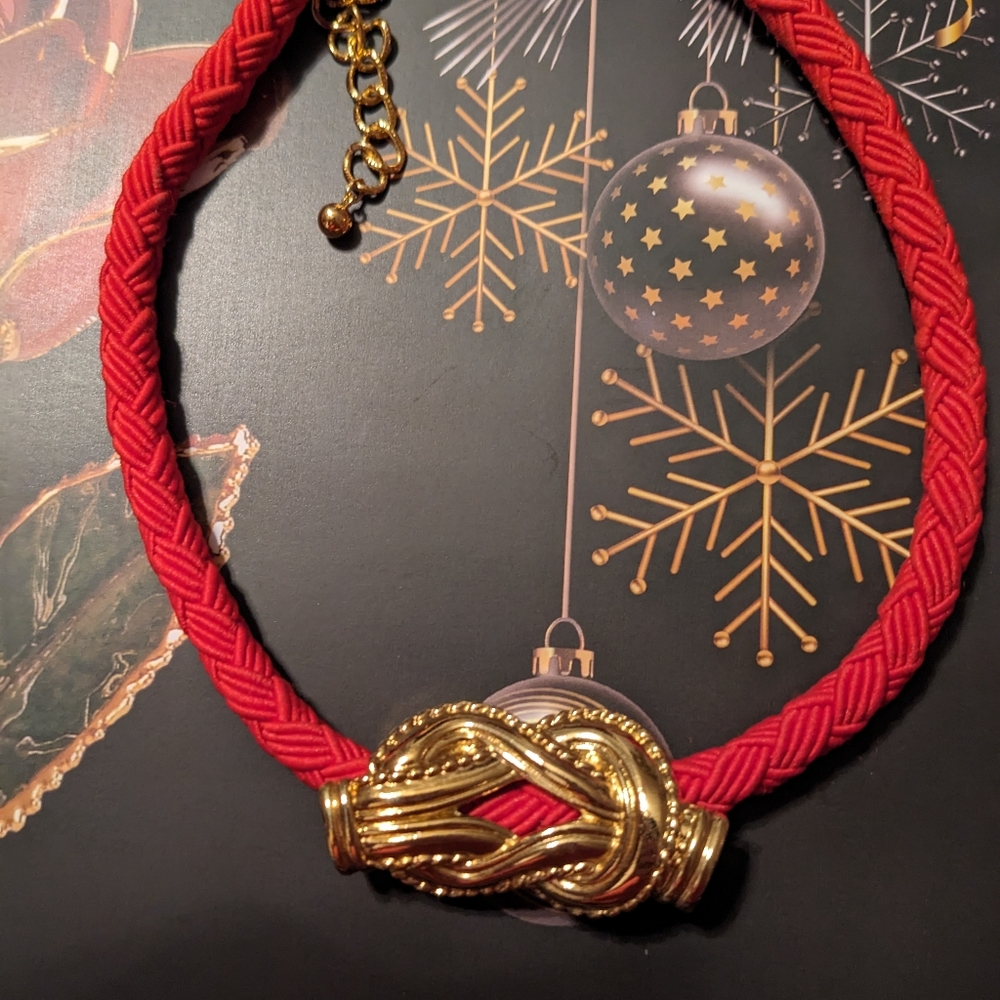 Avon adjustable trades winds necklace.